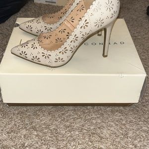 LC nude pumps